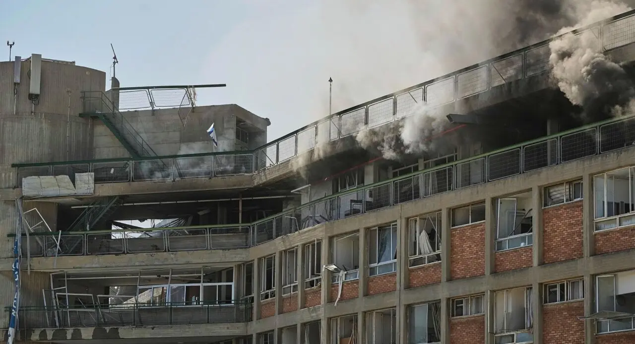  Un edificio del complejo hospitalario Soroka tras ser alcanzado por un misil iran&iacute; en Beer Sheva FOTO AP/LEO CORREA . RTVE 