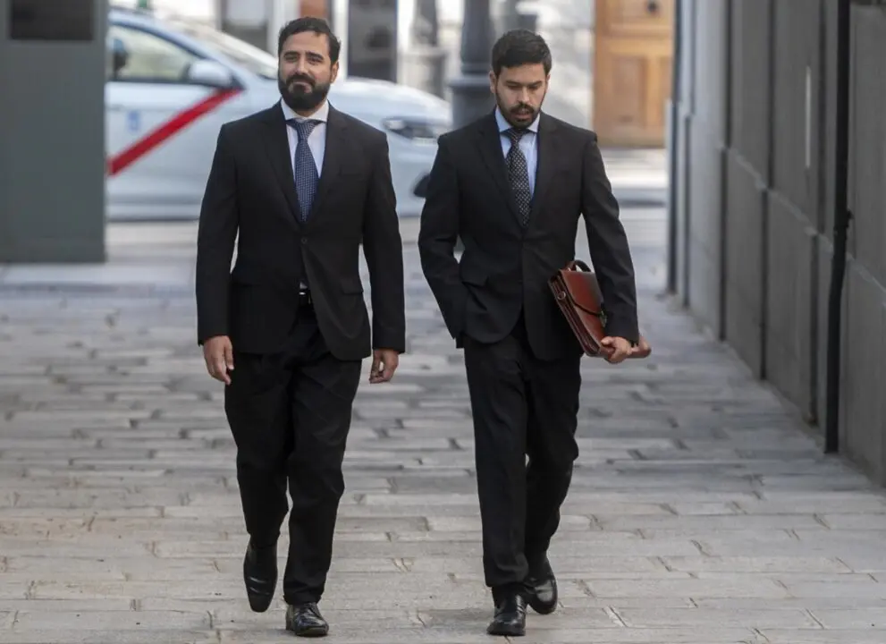  El eurodiputado y l&iacute;der de Se Acab&oacute; La Fiesta (SALF), Luis 'Alvise' P&eacute;rez (I), a su llegada al Tribunal Supremo el pasado 5 de junio.<br>- Alberto Ortega - Europa Press 