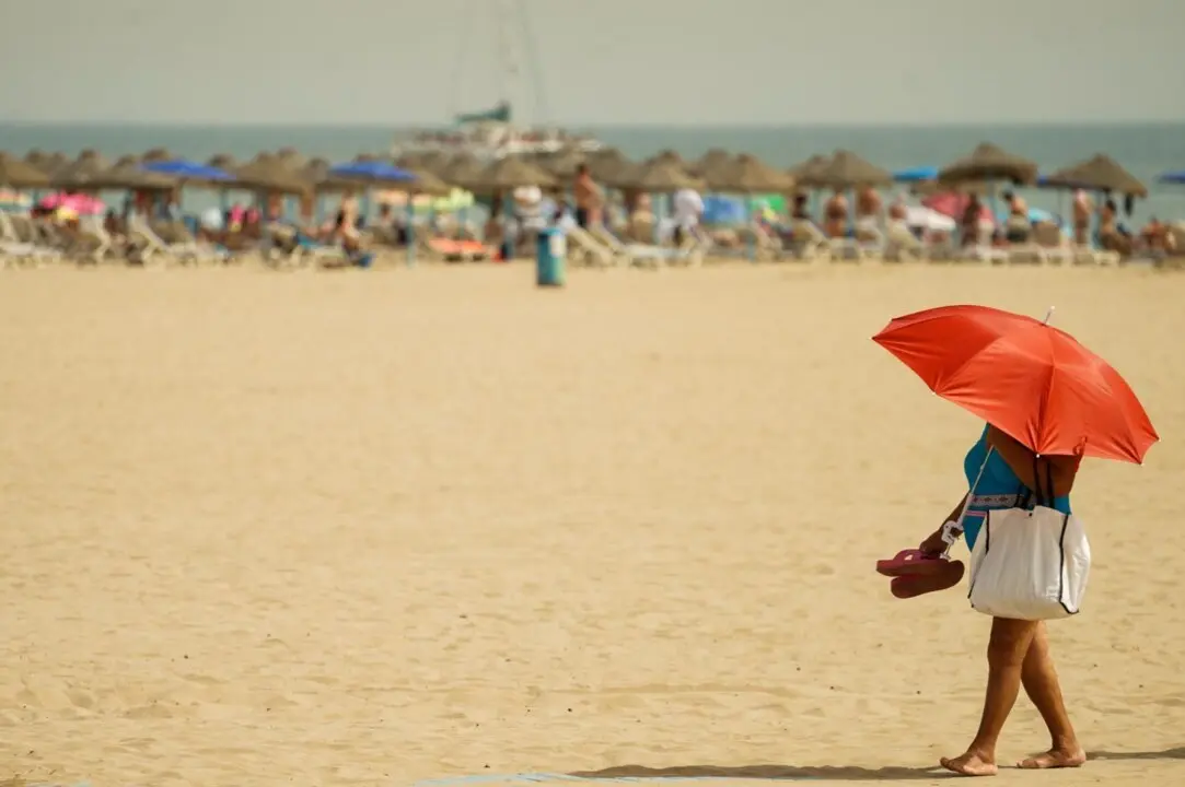  Archivo - Ba&ntilde;istas en la playa de la Malvarrosa, a 10 de agosto de 2023, en Valencia, Comunidad Valenciana (Espa&ntilde;a).<br>- Eduardo Manzana - Europa Press - Archivo 