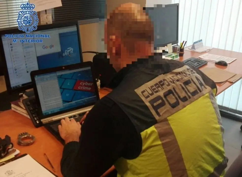  Archivo - Un agente de la Polic&iacute;a Nacional frente a un ordenador<br>- POLIC&Iacute;A NACIONAL - Archivo 