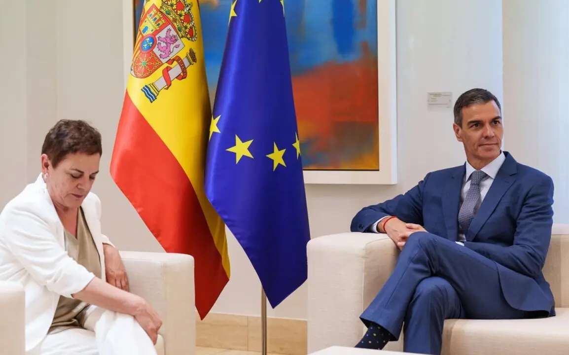  El presidente del Gobierno, Pedro S&aacute;nchez, mantiene un encuentro con la portavoz de EH Bildu en el Congreso de los DIputados, Mertxe Aizpurua, en el Complejo de la Moncloa, a 18 de junio de 2025, en Madrid (Espa&ntilde;a).<br>- Matias Chiofalo - Europa Press 
