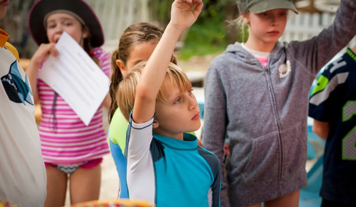  Grupo de menores en una actividad de un campamento de verano. 