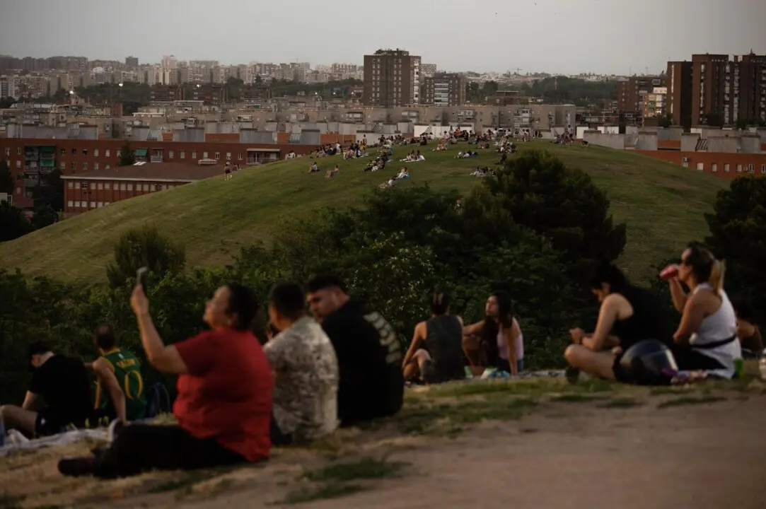  Varias personas observan el atardecer, en el Cerro del T&iacute;o P&iacute;o, conocido como Parque de las Siete Tetas, a 20 de junio de 2025, en Madrid (Espa&ntilde;a). Este s&aacute;bado 21 de junio, a las 2 horas 42 minutos UTC, seg&uacute;n c&aacute;lculos del Observatorio Astron&oacute;mico Nacional<br>- Alejandro Mart&iacute;nez V&eacute;lez - Europa Press 