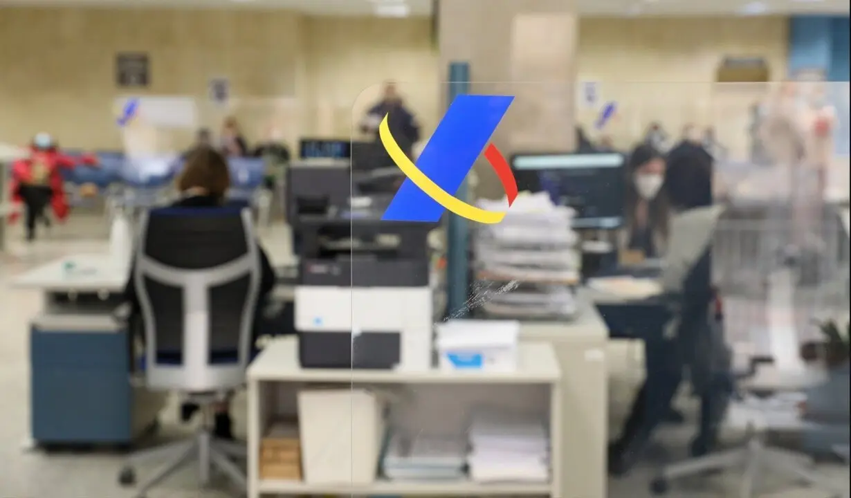  Archivo - Varios empleados trabajan en una oficina de la Agencia Tributaria<br>- MARTA FERN&Aacute;NDEZ / EUROPA PRESS - Archivo 