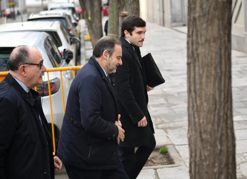  Archivo - Imagen de archivo del ex ministro de Transportes Jos&eacute; Luis &Aacute;balos (c) a su llegada a declarar al Tribunal Supremo el pasado ferebro.<br>- Fernando S&aacute;nchez - Europa Press - Archivo 