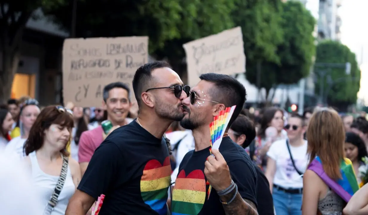  Archivo - Dos hombres se besan durante una manifestaci&oacute;n del Orgullo LGTBI+.<br>- Jorge Gil - Europa Press - Archivo 