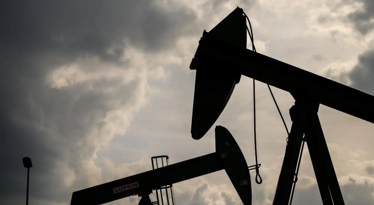  Archivo - FILED - 16 August 2019, Emlichheim: Pump jacks operate at Wintershall Dea premises. Energy ministers from the OPEC+ oil cartel will conduct a video conference on Monday, in an effort to find a way to stabilize prices for the commodity, Azerbaija<br>- Mohssen Assanimoghaddam/dpa - Archivo 