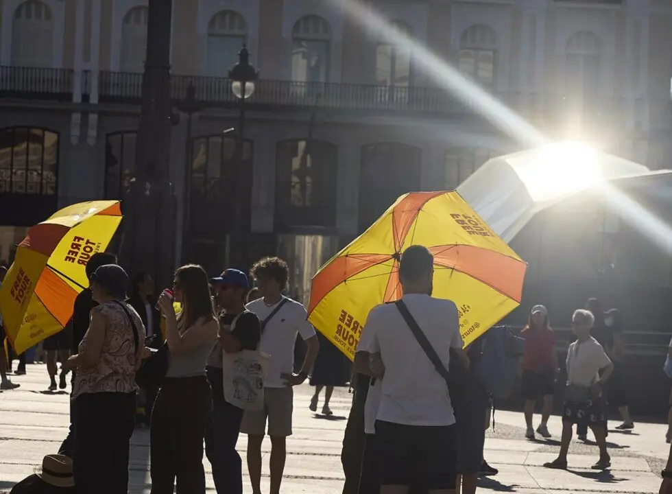  Varias personas pasean por la calle<br>- Jes&uacute;s Hell&iacute;n - Europa Press 