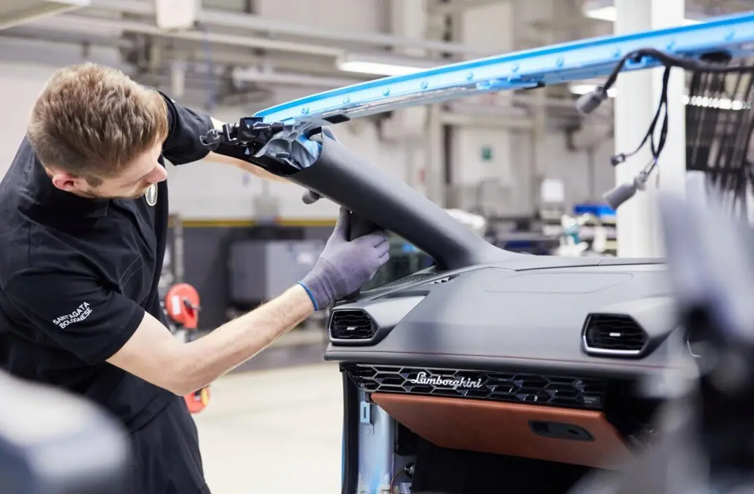  Archivo - Un trabajador en una f&aacute;brica de veh&iacute;culos.<br>- LAMBORGHINI - Archivo 