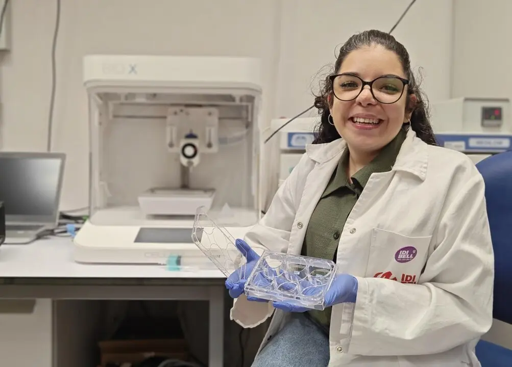  La coprimera autora del estudio, Laura Casado, con una muestra de tejido card&iacute;aco generado mediante bioimpresi&oacute;n 3D.<br>- EUROPA PRESS 