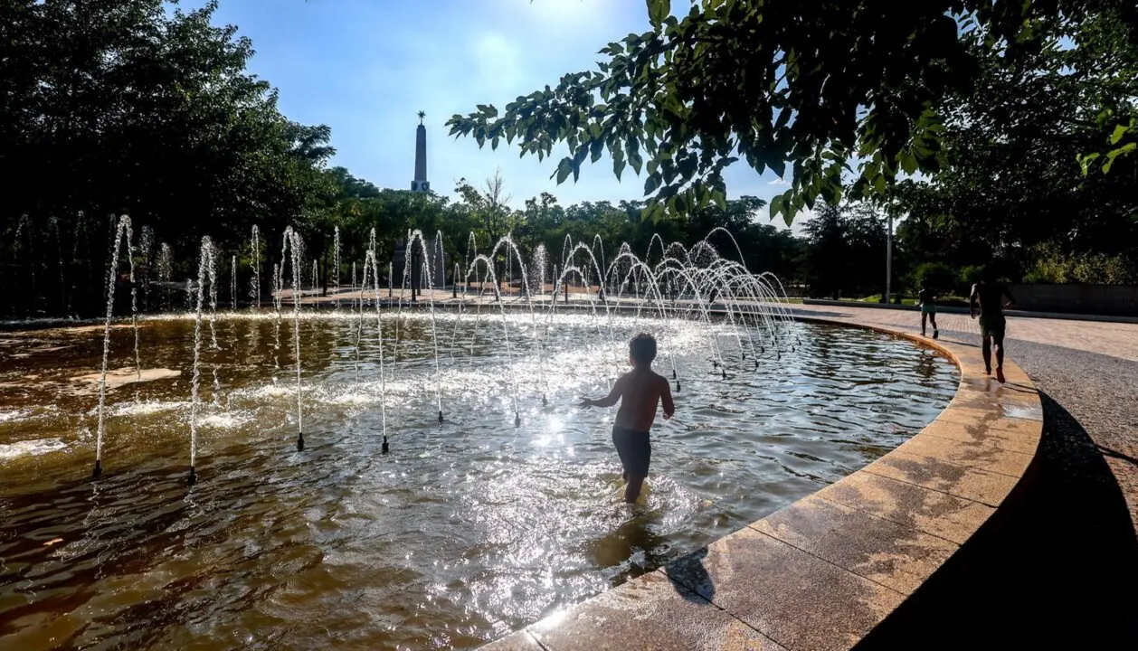  Archivo - Tres ni&ntilde;os se refrescan en una fuente durante la tercera ola de calor en Madrid, en el parque Madrid R&iacute;o, a 3 de agosto de 2024, en Madrid (Espa&ntilde;a).<br>- Ricardo Rubio - Europa Press - Archivo 