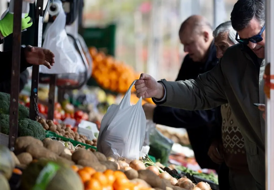  Archivo - Varias personas compran en un mercado de alimentos<br>- Eduardo Parra - Europa Press - Archivo 