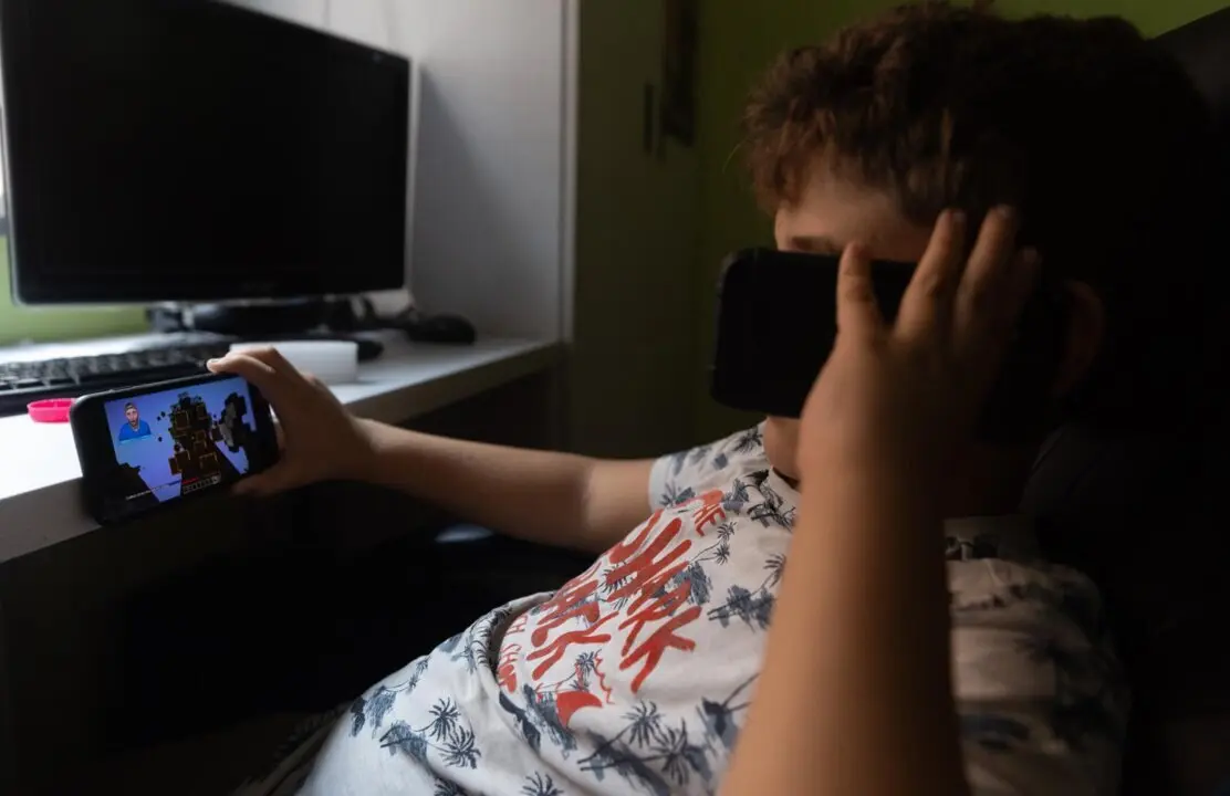  Archivo - Un ni&ntilde;o usa el tel&eacute;fono m&oacute;vil y una tablet, a 18 de octubre de 2023, en Madrid (Espa&ntilde;a). Seg&uacute;n la Vanguardia, en Espa&ntilde;a se estima que el 21% de los adolescentes es adicto a la red y casi la mitad reconoce que tiene "un contacto activo" cada 15 m<br>- Eduardo Parra - Europa Press - Archivo 