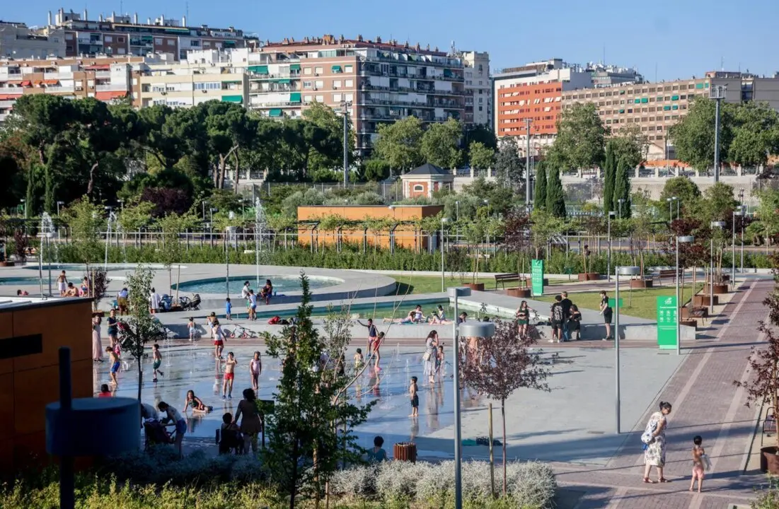  Archivo - Varias personas se refrescan durante la llegada de la primera ola de calor, en el parque del Canal de Isabel II de Madrid.<br>- Ricardo Rubio - Europa Press - Archivo 