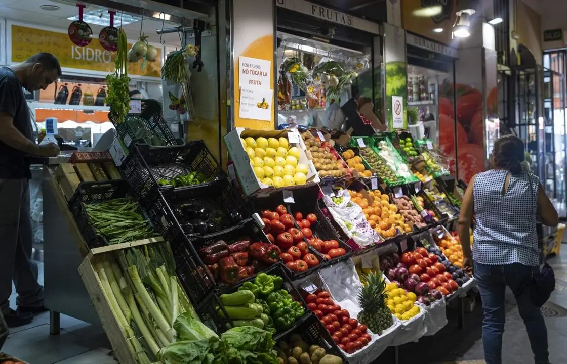  Archivo - Puesto de frutas y verduras en un mercado de abastos de Sevilla - Mar&iacute;a Jos&eacute; L&oacute;pez - Europa Press - Archivo 