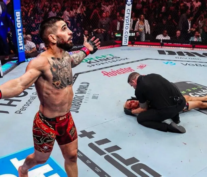  Topuria celebrando tras noquear a Oliveira 