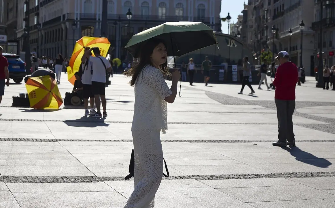  Varias personas pasean por la calle<br>- Jes&uacute;s Hell&iacute;n - Europa Press 