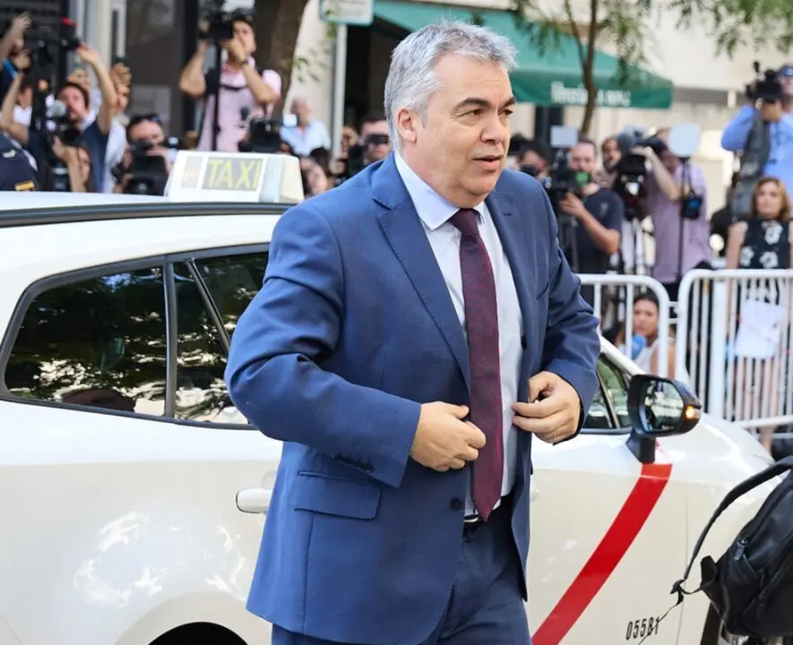  El exsecretario de Organizaci&oacute;n del PSOE Santos Cerd&aacute;n a su llegada a declarar en el Tribunal Supremo, a 30 de junio de 2025, en Madrid (Espa&ntilde;a). El Tribunal Supremo (TS) ha citado a declarar a Santos Cerd&aacute;n por presuntos delitos de organizaci&oacute;n criminal<br>- Jes&uacute;s Hell&iacute;n - Europa Press 