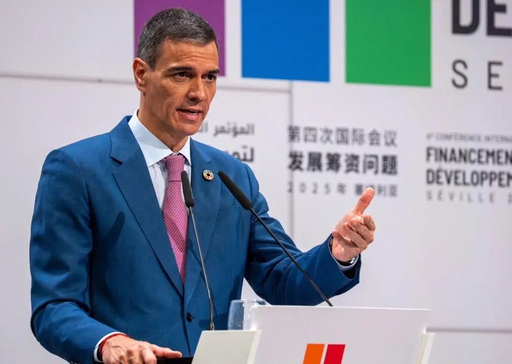  El presidente del Gobierno, Pedro S&aacute;nchez atiende a los medios de comunicaci&oacute;n. A 30 de junio de 2025 en Sevilla, Andaluc&iacute;a (Espa&ntilde;a).<br>- Francisco J. Olmo - Europa Press 