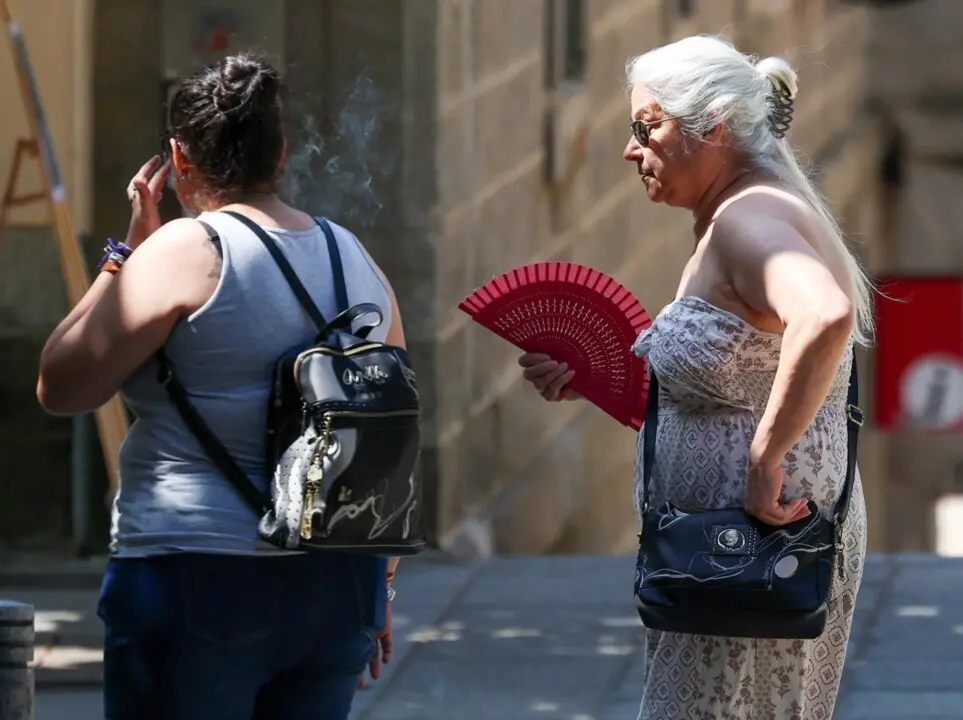  Una mujer se abanica durante la ola de calor, a 30 de junio de 2025, en Madrid (Espa&ntilde;a).<br>- Marta Fern&aacute;ndez - Europa Press 