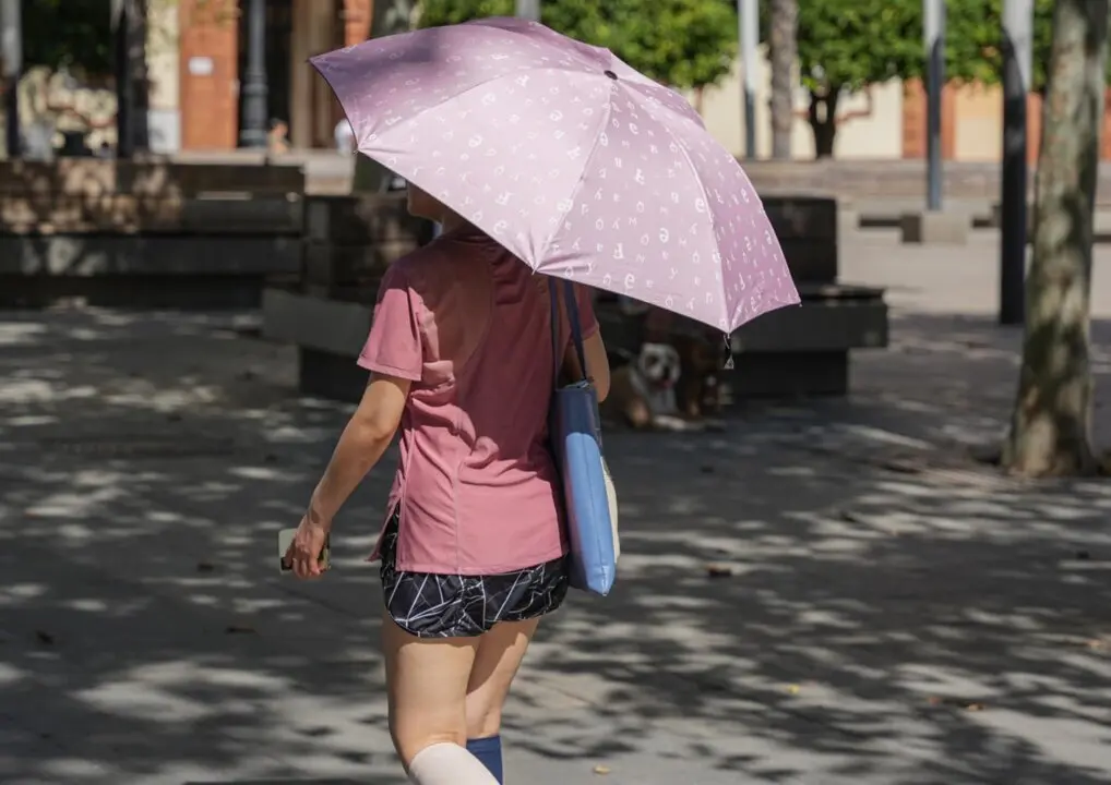  Archivo - Una mujer con sombrilla y ropa veraniega. A 05 de julio de 2024, en Sevilla (Andaluc&iacute;a, Espa&ntilde;a).<br>- Mar&iacute;a Jos&eacute; L&oacute;pez - Europa Press - Archivo 