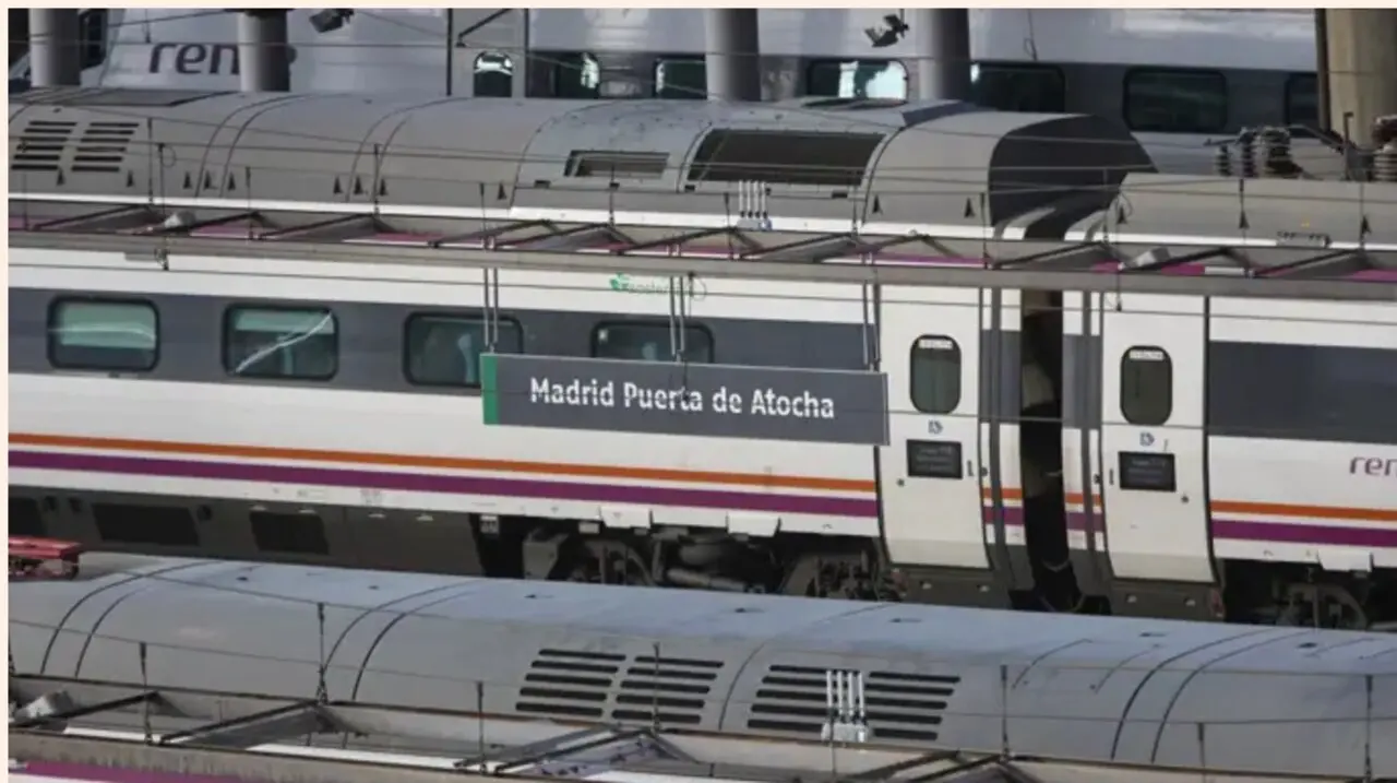  Archivo - Un tren de cercan&iacute;as en la estaci&oacute;n de Almudena Grandes-Atocha Cercan&iacute;as, a 5 de abril de 2023, en Madrid (Espa&ntilde;a).<br>- Jes&uacute;s Hell&iacute;n - Europa Press - Archivo 