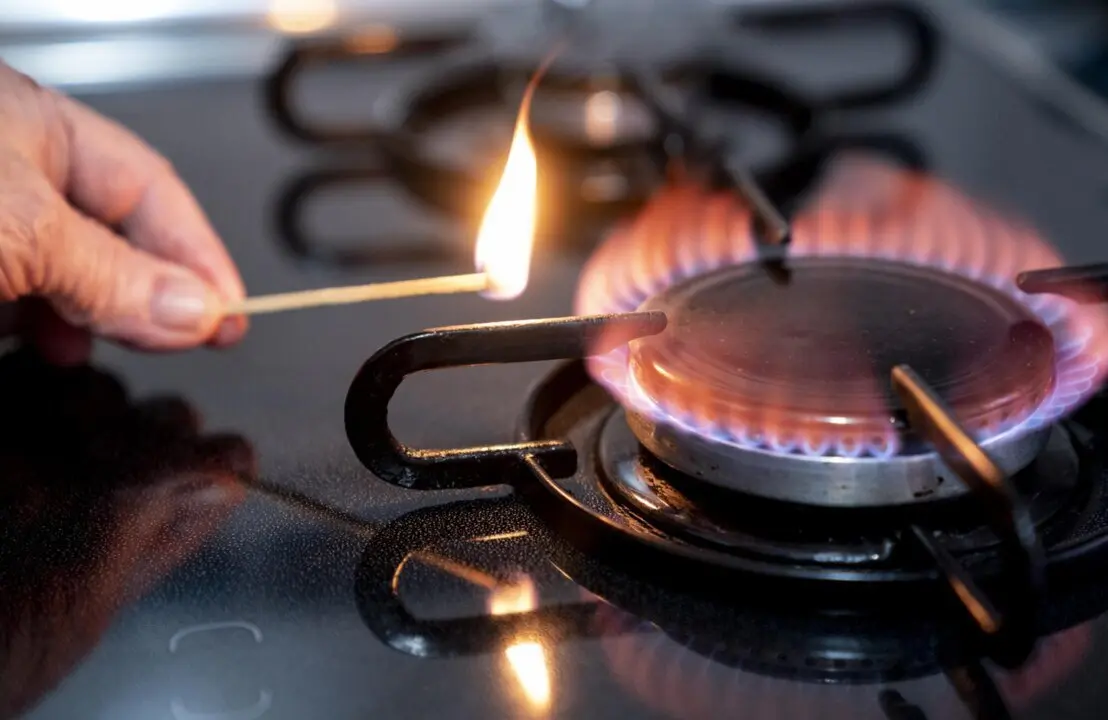  Archivo - Una persona enciende un fuego de cocina de gas<br>- A. P&eacute;rez Meca - Europa Press - Archivo 