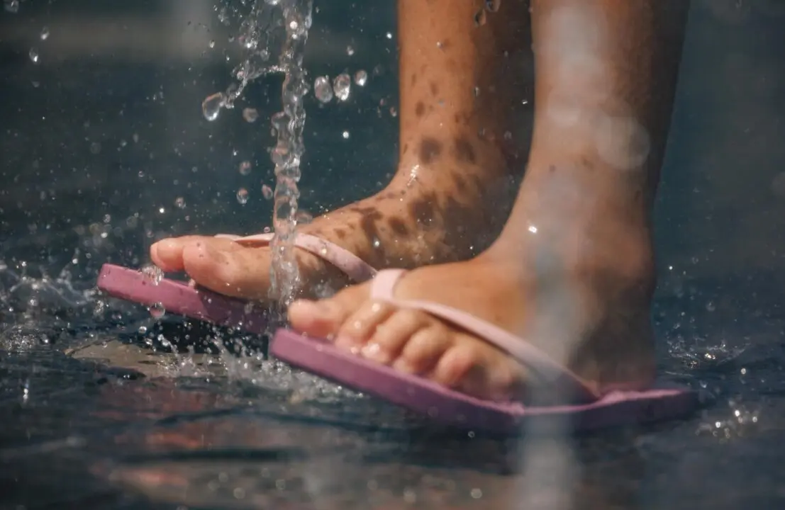  Archivo - Una ni&ntilde;a juega en el agua para refrescarse en Madrid Rio, a 26 de junio de 2023, en Madrid (Espa&ntilde;a).<br>- Eduardo Parra - Europa Press - Archivo 