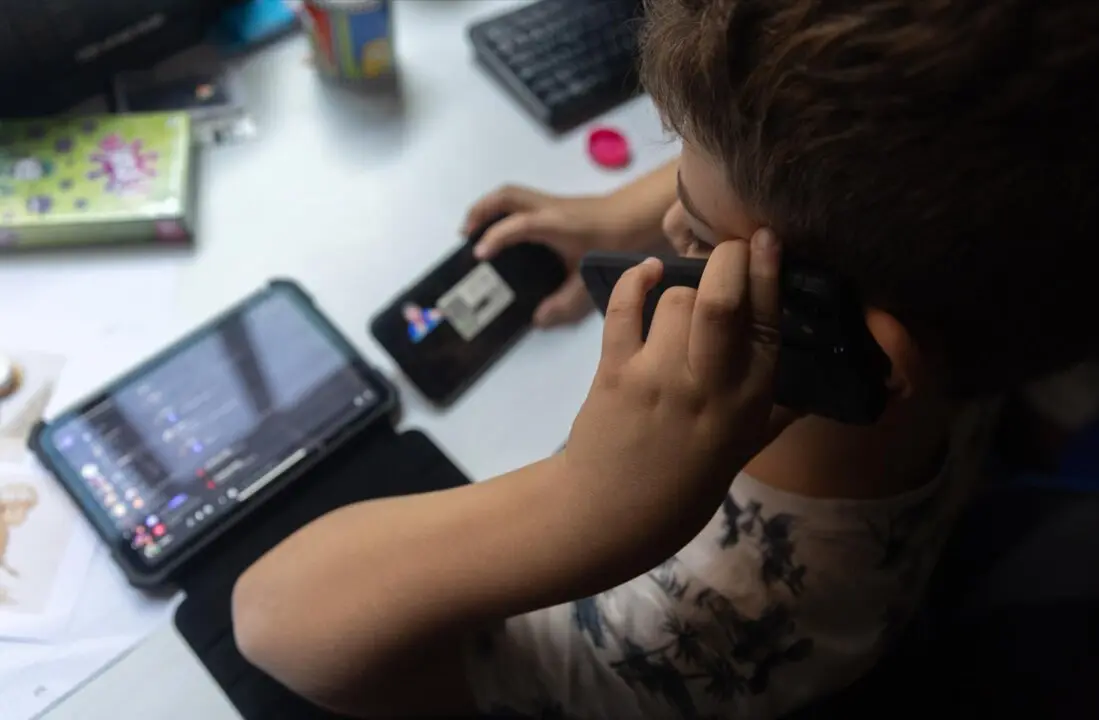  Archivo - Un ni&ntilde;o usa el tel&eacute;fono m&oacute;vil y una tablet<br>- Eduardo Parra - Europa Press - Archivo 