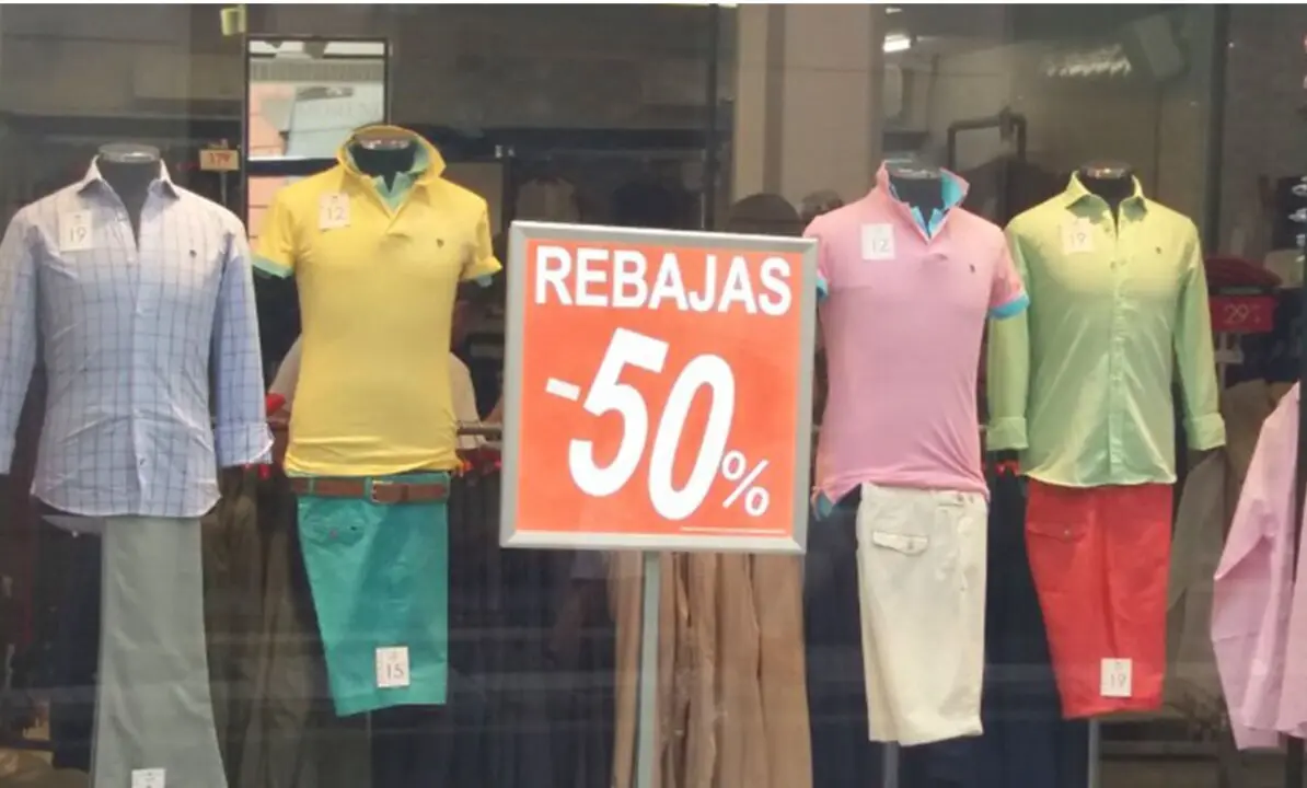  Escaparate de un establecimiento en periodo de rebajas. 
