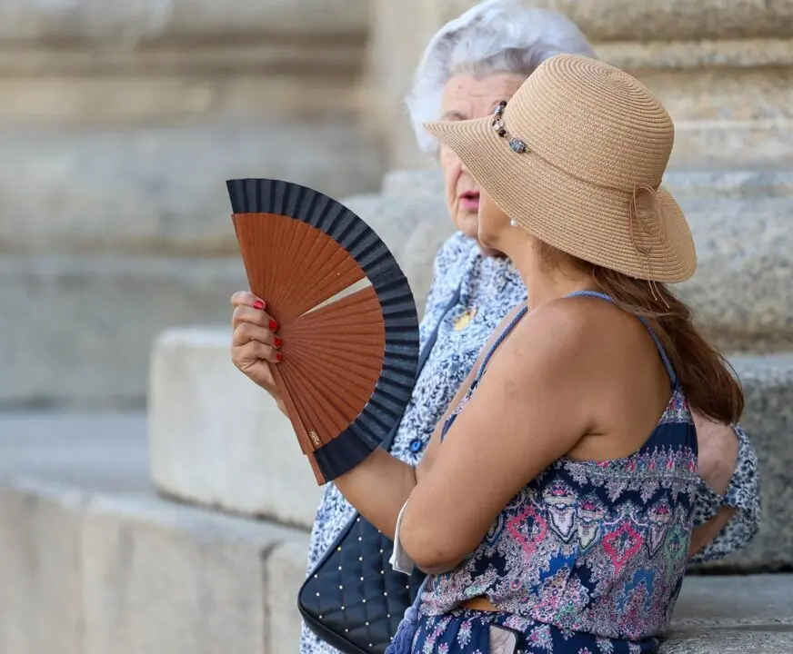  Una mujer se abanica durante la ola de calor, a 30 de junio de 2025.<br>- Marta Fern&aacute;ndez - Europa Press 