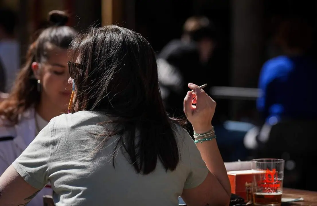  Una persona fumando en una terraza. A 12 de marzo de 2024, en Sevilla (Andaluc&iacute;a, Espa&ntilde;a). (Foto de archivo). - Mar&iacute;a Jos&eacute; L&oacute;pez - Europa Press 