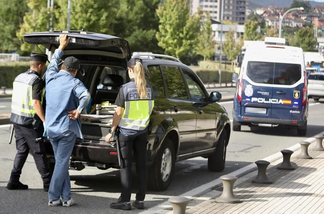  Archivo - Varios agentes de la Polic&iacute;a Nacional detienen a un veh&iacute;culo durante un control policial<br>- Javi Colmenero - Europa Press - Archivo 