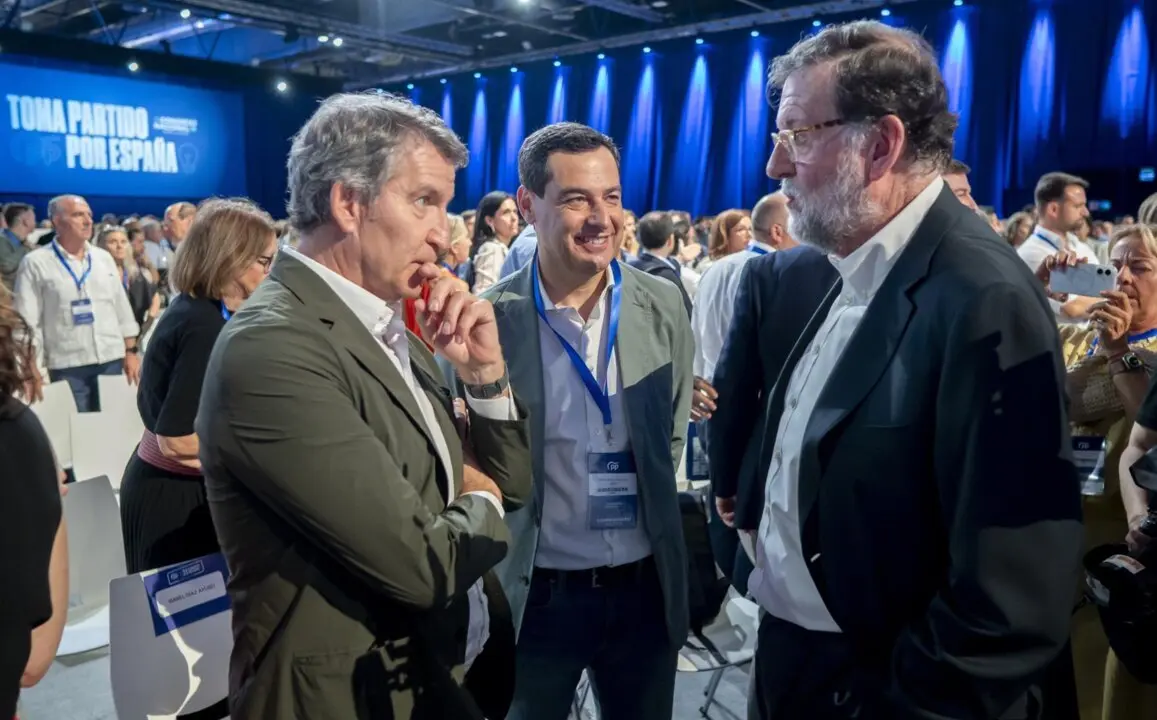  (I-D) El presidente del PP, Alberto N&uacute;&ntilde;ez Feij&oacute;o, el presidente de la Junta de Andaluc&iacute;a, Juanma Moreno, y el expresidente del Gobierno, Mariano Rajoy, durante el XXI Congreso Nacional del Partido Popular, a 4 de julio de 2025, en Madrid (Foto de archivo)<br>- Alberto Ortega - Europa Press 