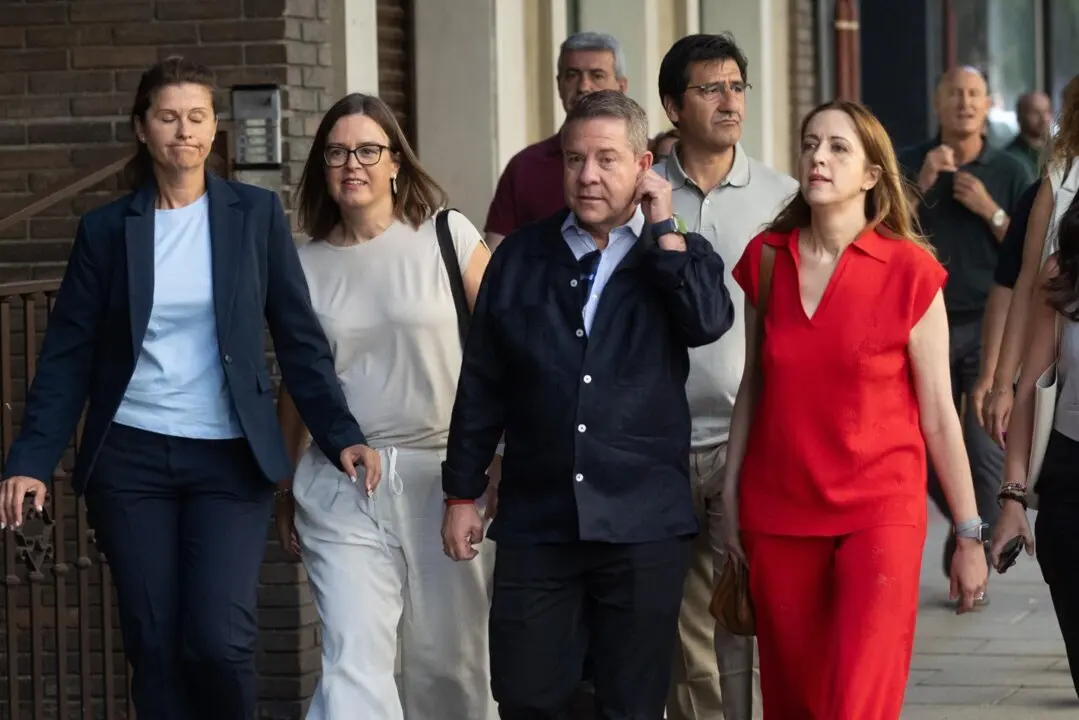  El presidente de Castilla-La Mancha, Emiliano Garc&iacute;a-Page (c), a su llegada a la reuni&oacute;n del Comit&eacute; Federal del PSOE, en la sede federal del partido, a 5 de julio de 2025, en Madrid (Espa&ntilde;a).<br>- Eduardo Parra - Europa Press 