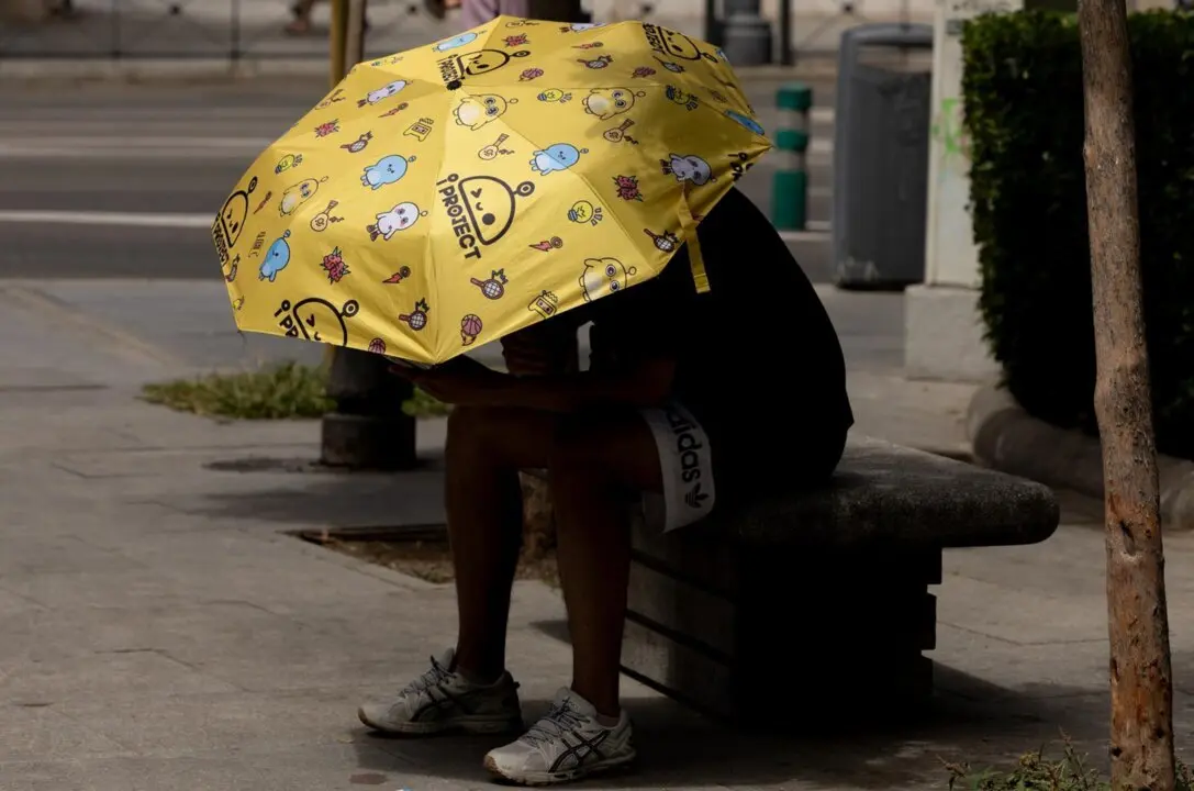  Archivo - Un hombre se resguarda del sol bajo un paraguas, a 18 de julio de 2024, en Madrid (Espa&ntilde;a).<br>- Eduardo Parra - Europa Press - Archivo 
