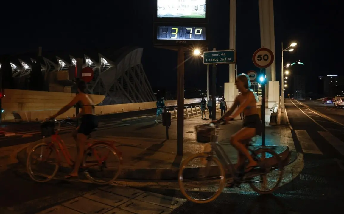  Archivo - Varias personas montadas en bicis, a 10 de agosto de 2022, en Valencia, Comunidad Valenciana (Espa&ntilde;a).<br>- Rober Solsona - Europa Press - Archivo 