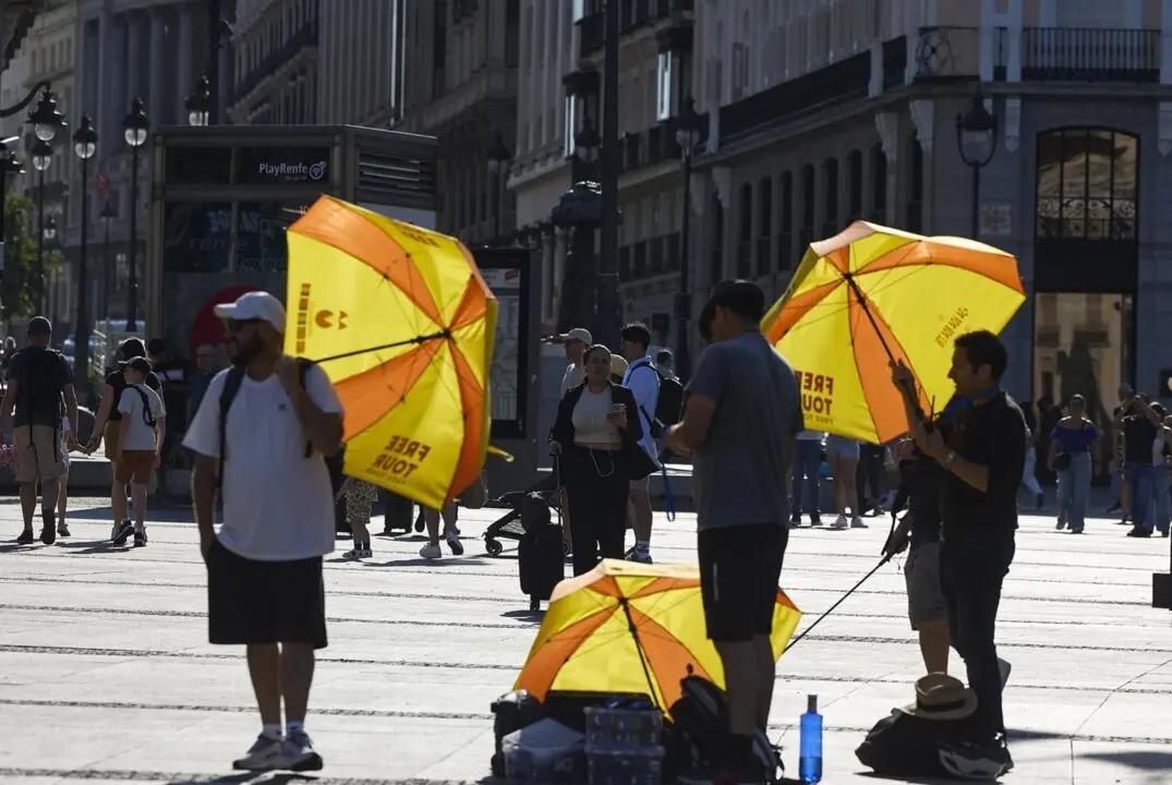  Varias personas pasean por la calle, a 16 de junio de 2025, en Madrid (Espa&ntilde;a).<br>- Jes&uacute;s Hell&iacute;n - Europa Press 