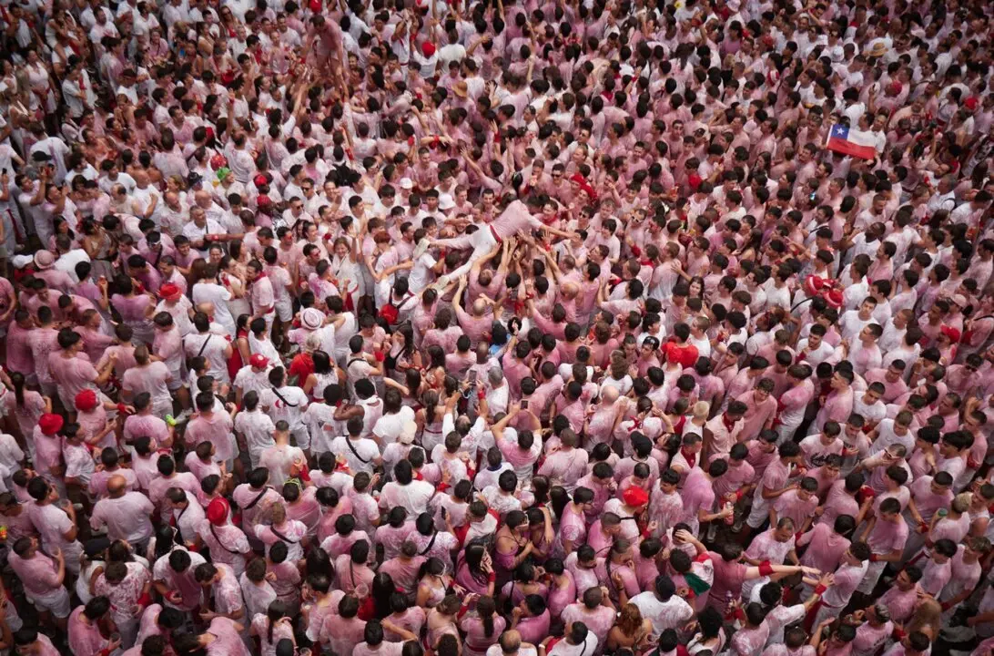  Plaza del Ayuntamiento durante el chupinazo de los Sanfermines 2025.<br>- Eduardo Sanz - Europa Press 