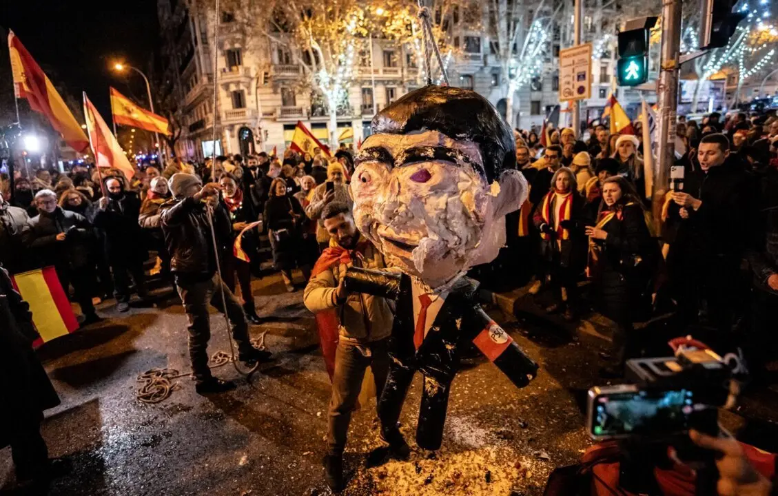  Archivo - Decenas de personas celebran la entrada del a&ntilde;o nuevo en la calle Ferraz, a 1 de enero de 2024, en Madrid (Espa&ntilde;a).<br>- Diego Radam&eacute;s - Europa Press - Archivo 
