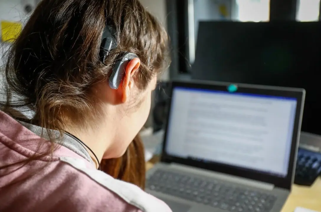  Archivo - Una joven usuaria de aud&iacute;fonos estudiando.<br>- &Oacute;scar J.Barroso - Europa Press - Archivo 