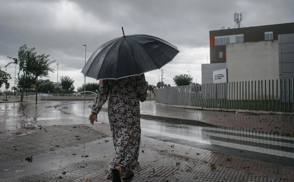  Archivo - Una mujer camina bajo la lluvia, a 2 de septiembre de 2023, en Castell&oacute;n, Comunidad Valenciana (Espa&ntilde;a).<br>- Paco Poyato - Europa Press - Archivo 