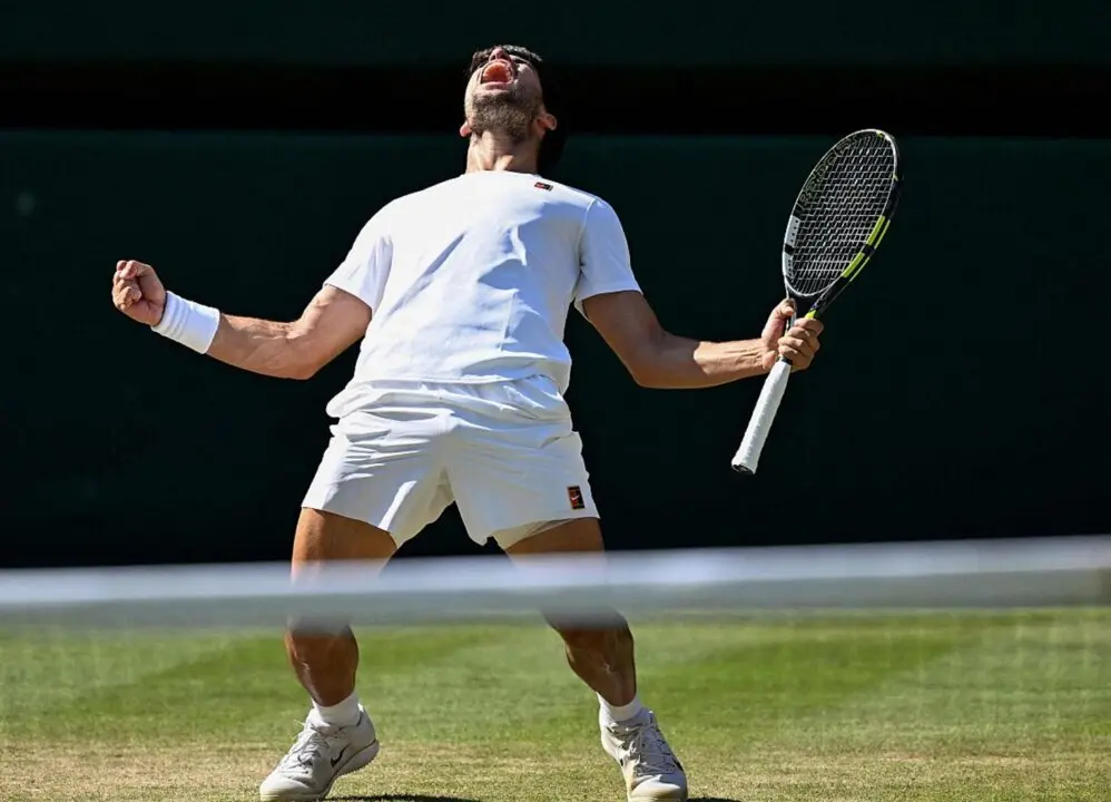  Alcaraz celebra su victoria sobre Fritz en la semifinal de Wimbledon 