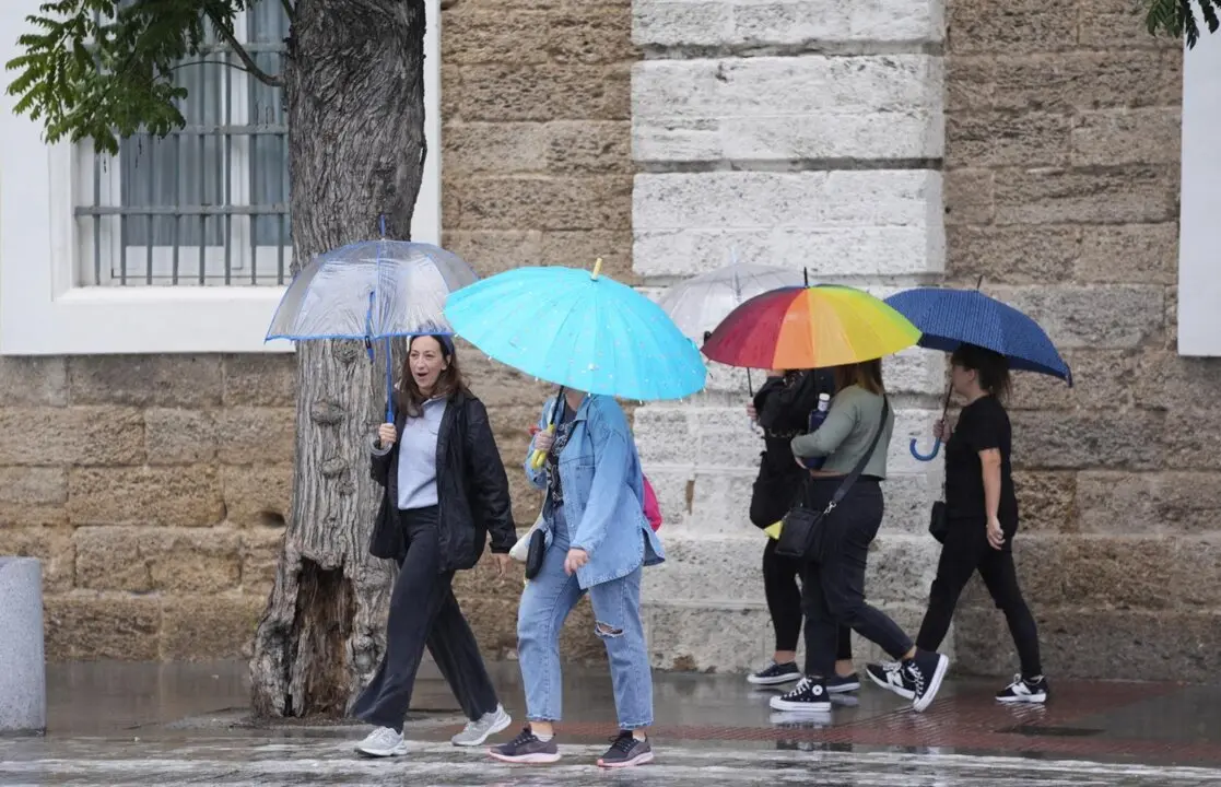  Archivo - Transeuntes bajo sus paraguas durante la intensa lluvia. A 11 de octubre de 2024, en C&aacute;diz (Andaluc&iacute;a, Espa&ntilde;a).<br>- Joaquin Corchero - Europa Press - Archivo 