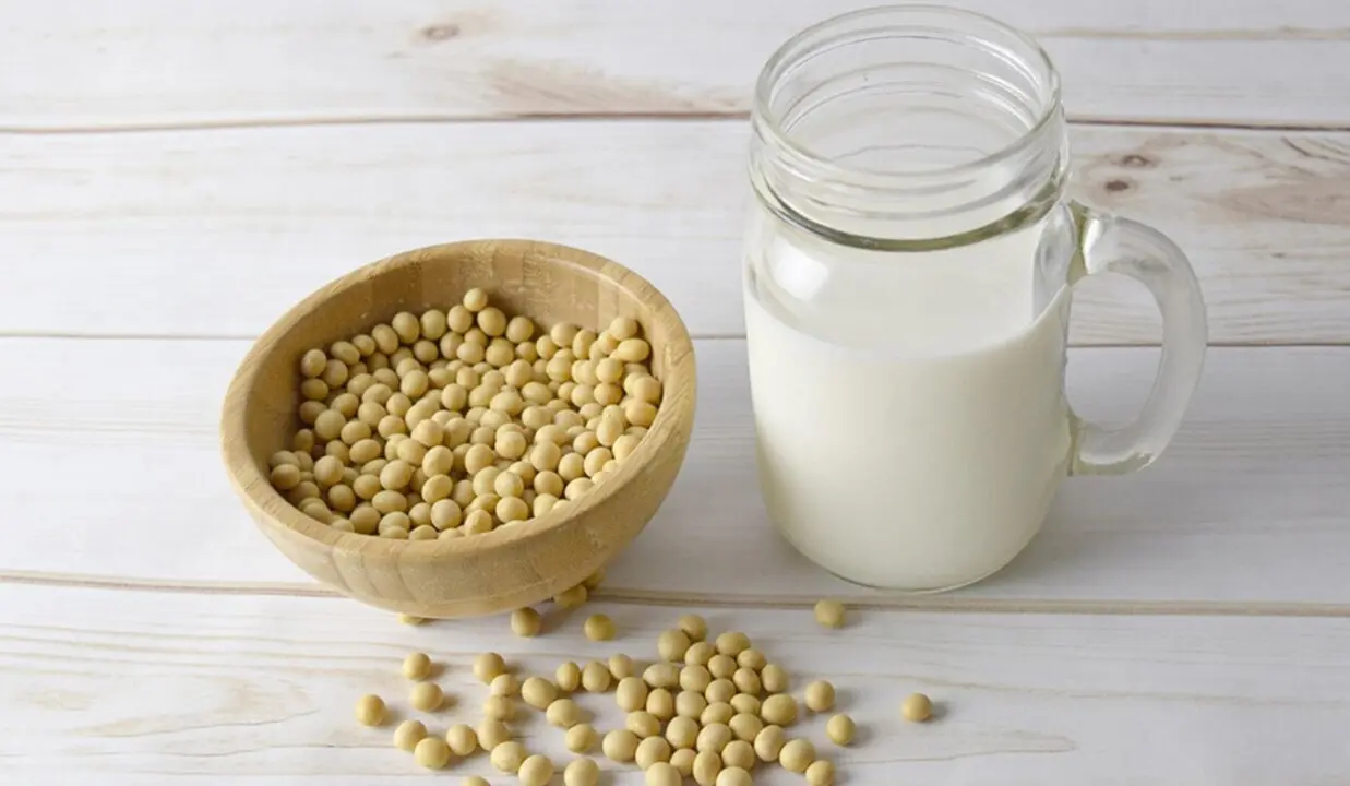  Semillas de soja, junto a la bebida procedente de esta leguminosa. 