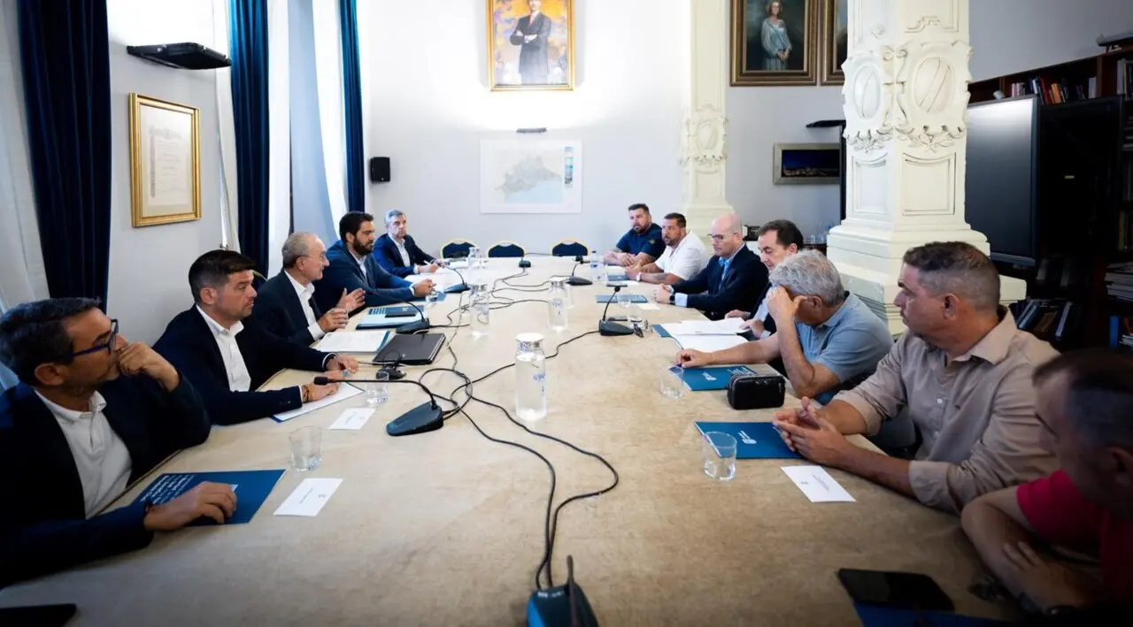  El alcalde de M&aacute;laga, Francisco de la Torre, junto al vicepresidente de la Diputaci&oacute;n, Crist&oacute;bal Ortega, y el delegado de Cultura y Deporte de la Junta de Andaluc&iacute;a, Carlos Garc&iacute;a, en una reuni&oacute;n con el M&aacute;laga CF y representantes de pe&ntilde;as malaguistas<br>- AYUNTAMIENTO 