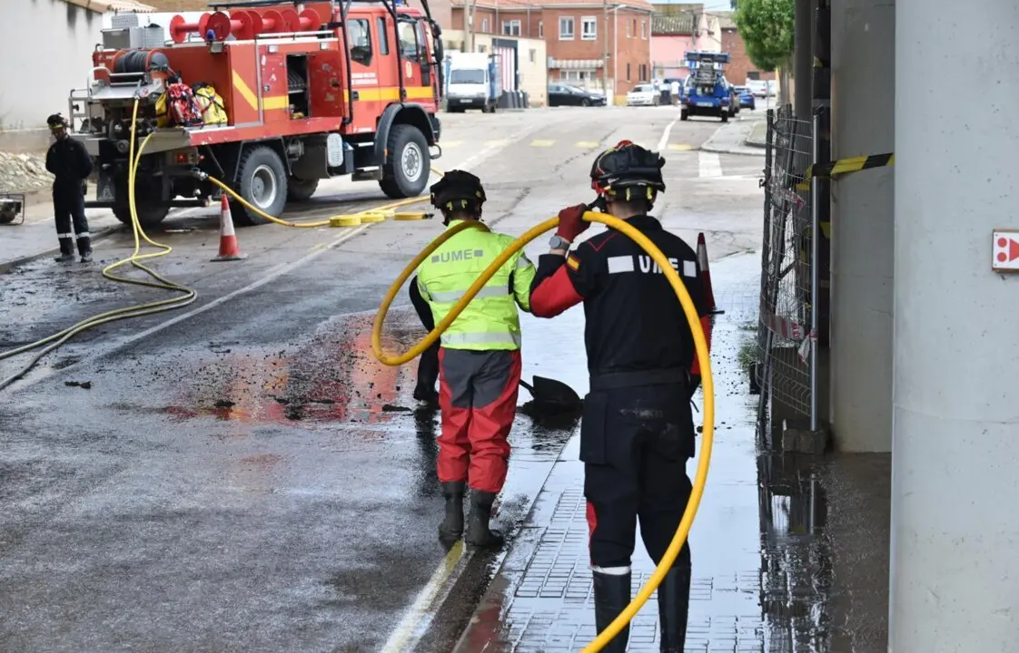  Efectivos de la Unidad Militar de Emergencias (UME) durante las labores de limpieza y desescombro en Gris&eacute;n por las fuertes lluvias del viernes 11 de julio, a 12 de julio de 2025, en Gris&eacute;n, Arag&oacute;n (Espa&ntilde;a).<br>- Ram&oacute;n Comet - Europa Press 