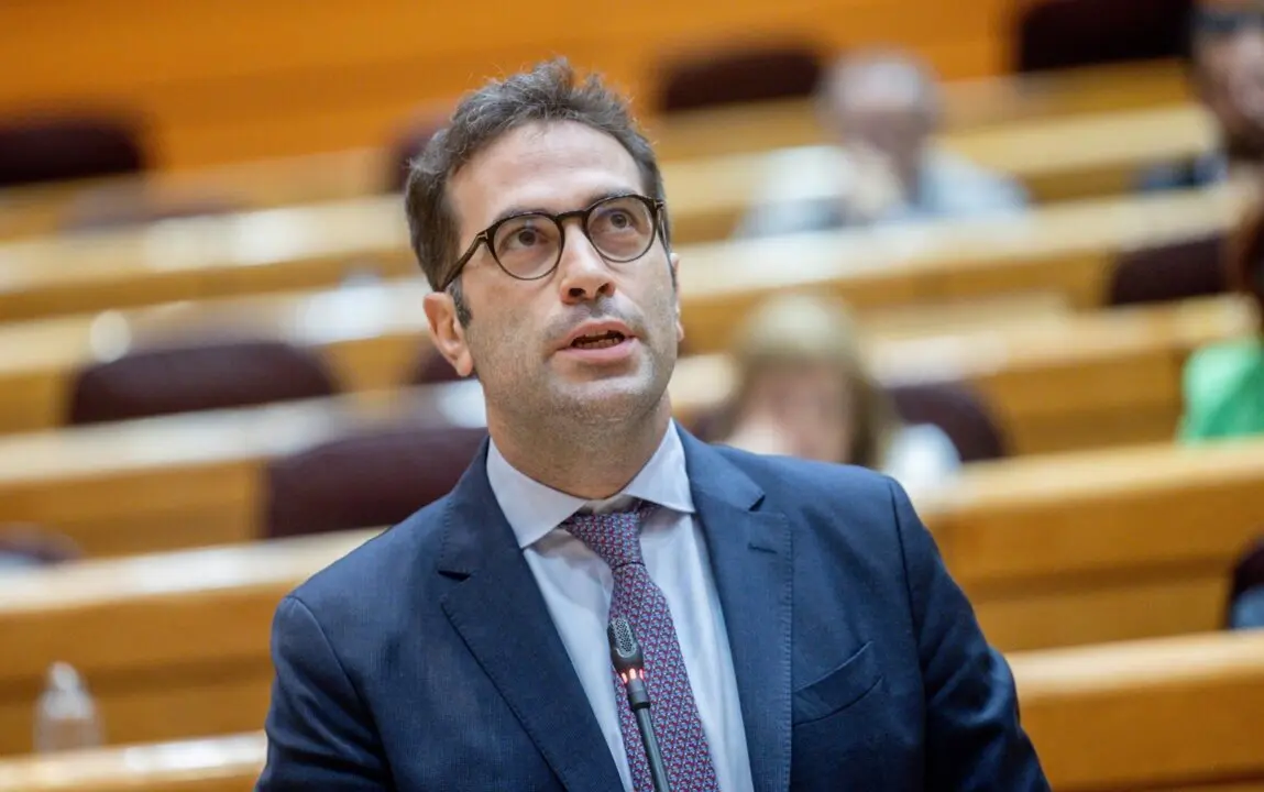  El ministro de Econom&iacute;a, Comercio y Empresa, Carlos Cuerpo, interviene durante un pleno en el Senado, a 17 de junio de 2025, en Madrid (Espa&ntilde;a). Esta es la primera sesi&oacute;n de control en el Senado a la que se enfrenta el Gobierno de coalici&oacute;n tras la crisis<br>- Ricardo Rubio - Europa Press 