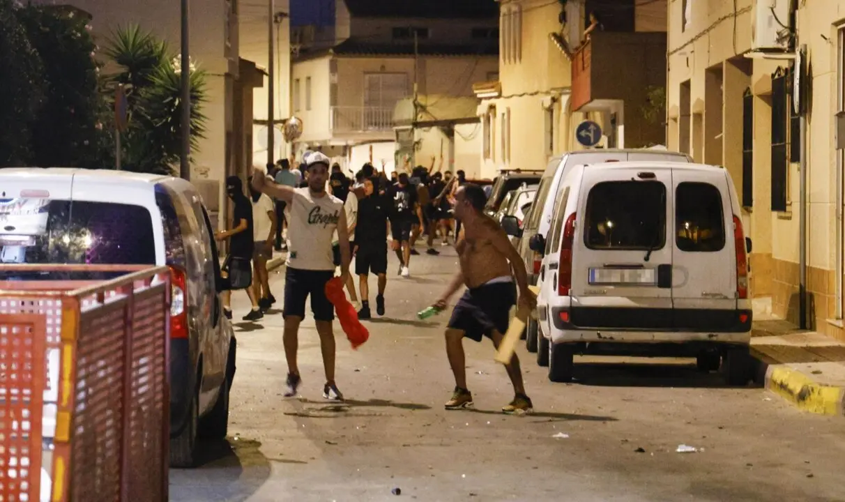  Varias personas durante los altercados en Torre Pacheco<br>- Mart&iacute;n C. - Europa Press 