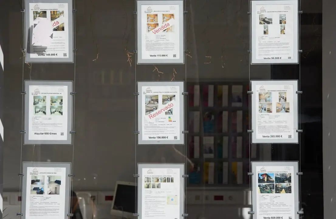  Archivo - Anuncios de pisos en venta en una inmobiliaria, en Madrid (Espa&ntilde;a).<br>- Jes&uacute;s Hell&iacute;n - Europa Press - Archivo 